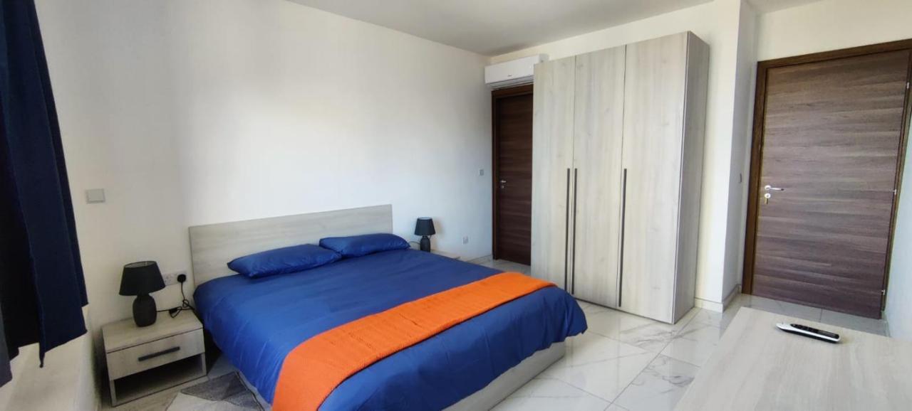 Blu-M Central Qormi Esterno foto