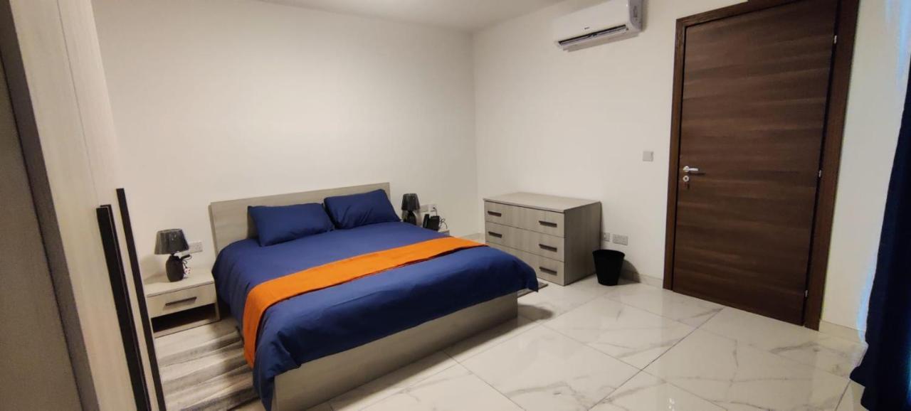 Blu-M Central Qormi Esterno foto