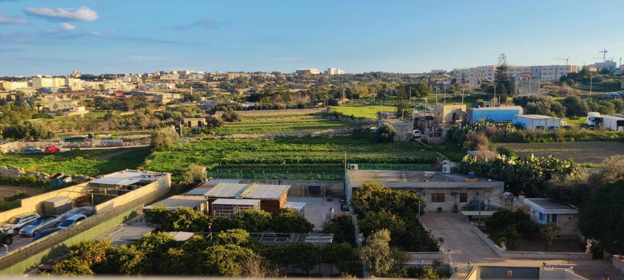 Blu-M Central Qormi Esterno foto