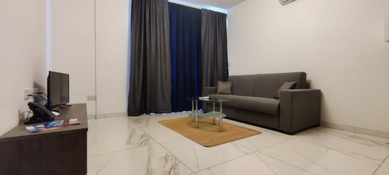 Blu-M Central Qormi Esterno foto